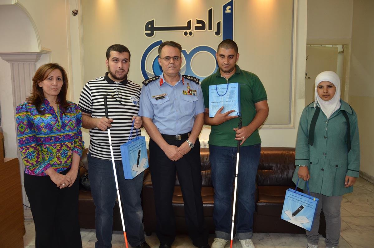 مدير إذاعة الأمن العام ( امن اف ام ) يكرم عددا من الأشخاص ذوي الإعاقة البصرية