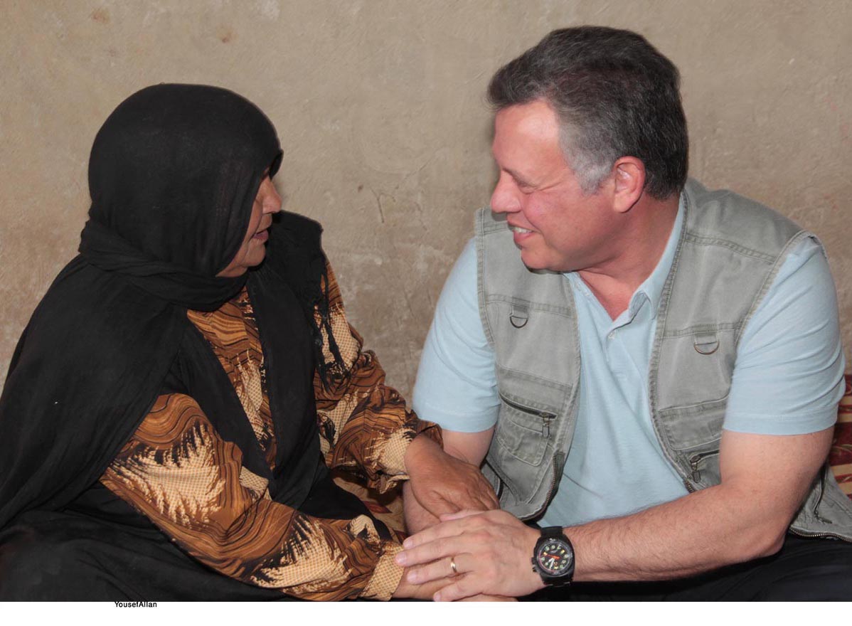 الملك يفاجئ عددا من الأسر العفيفة في ماركا الجنوبية بزيارة تفقدية