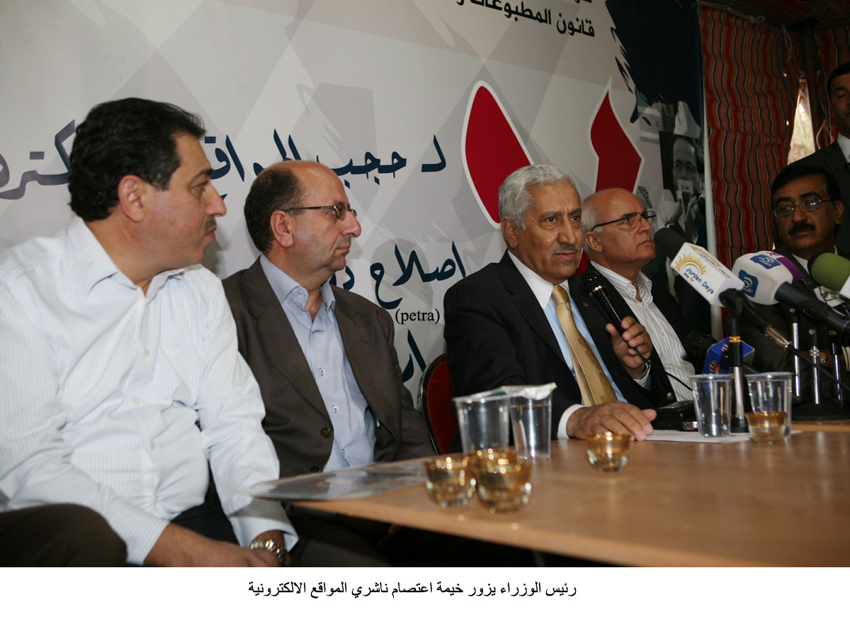 رئيس الوزراء يزور خيمة اعتصام ناشري المواقع الالكترونية