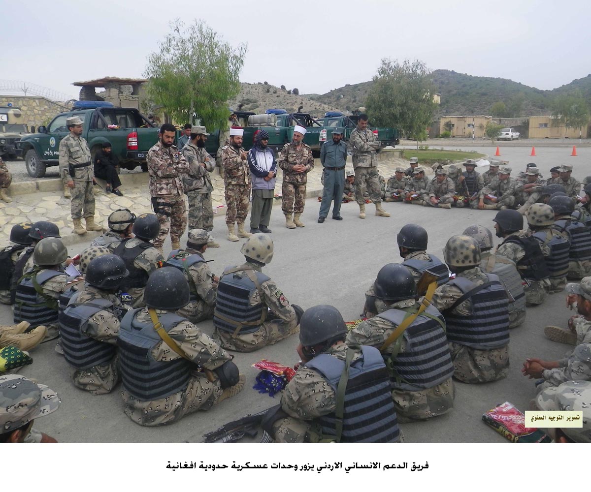 فريق الدعم الانساني الاردني يزور وحدات عسكرية حدودية افغانية