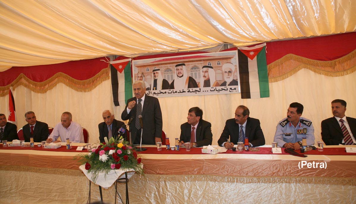 رئيس الوزراء يزور مخيم البقعة