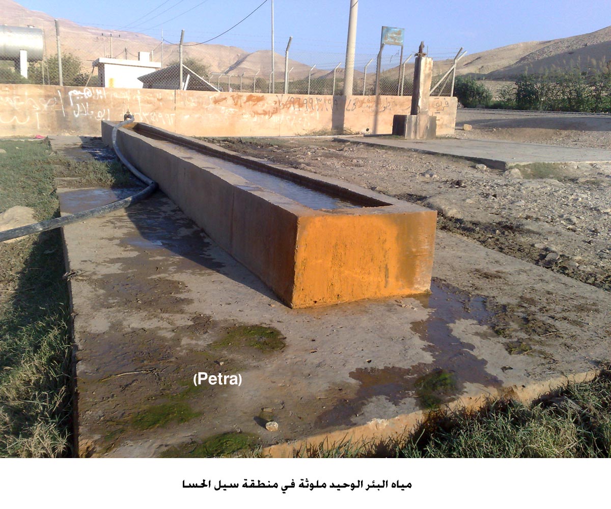 مواطنون يشربون مياه ملوثة في منطقة سيل الحسا