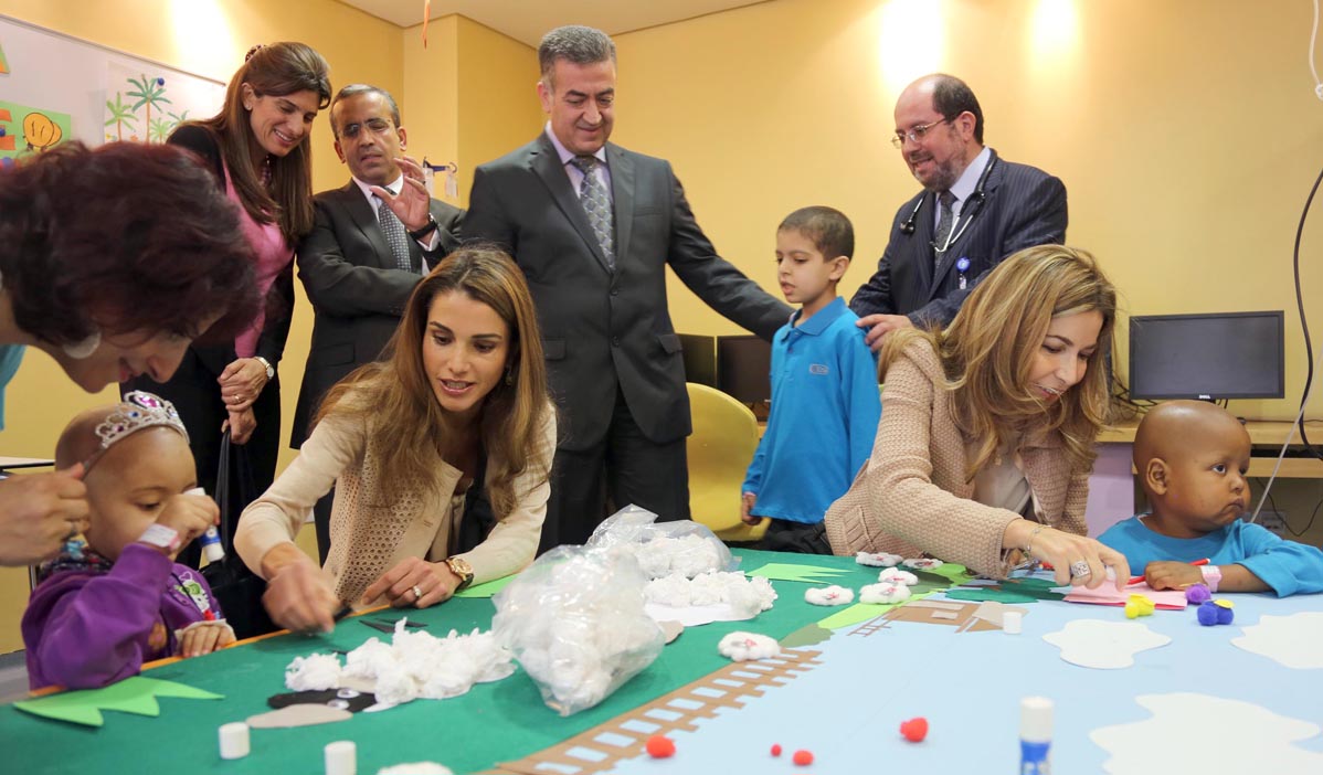 الملكة تشارك أطفال مركز الحسين للسرطان احتفالهم بعيد الأضحى وتوزع الهدايا عليهم
