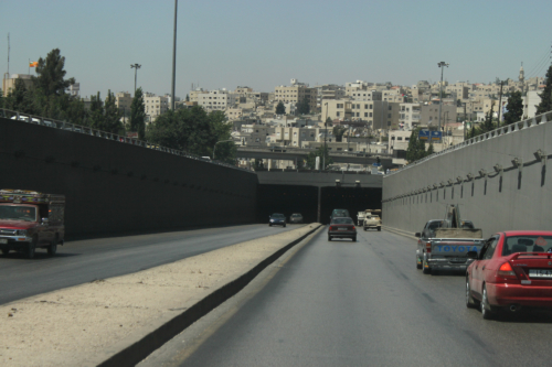 سقوط فتاة عن نفق صويلح