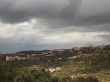 طقس معتدل وأمطار متفرقة خلال الأيام الثلاثة المقبلة