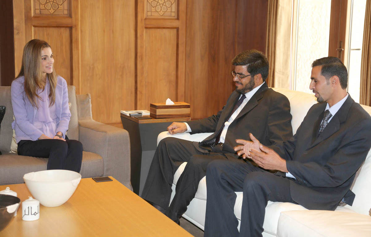 الملكة تلتقي مدير مدرسة ومعلم من البادية الشمالية