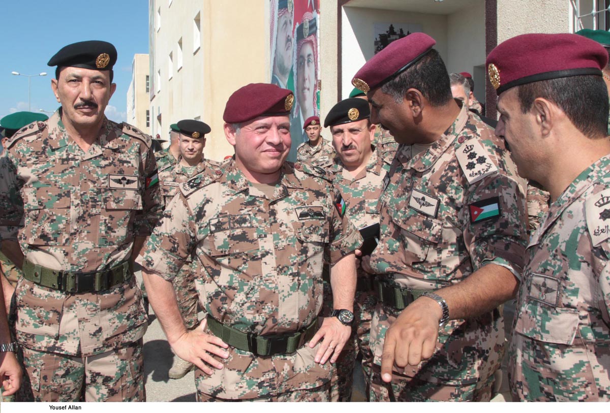 الملك يزور إحدى وحدات لواء الملك حسين بن علي المظليين