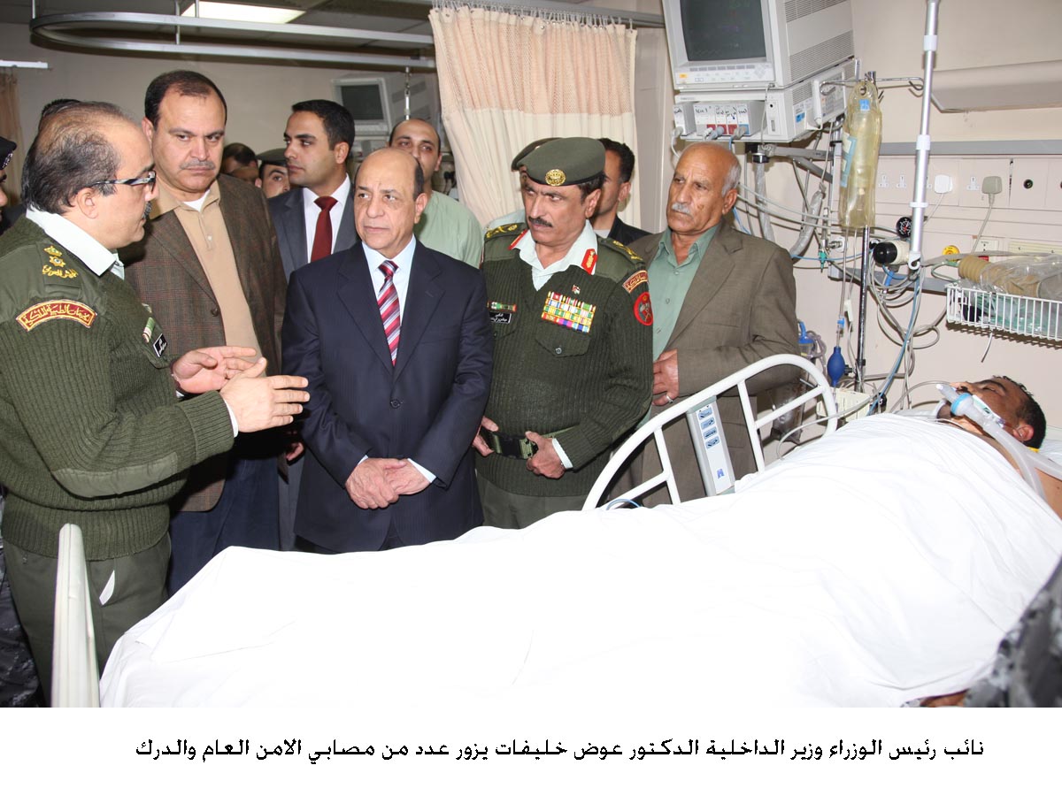 نائب رئيس الوزراء يزور عددا من مصابي الامن العام والدرك