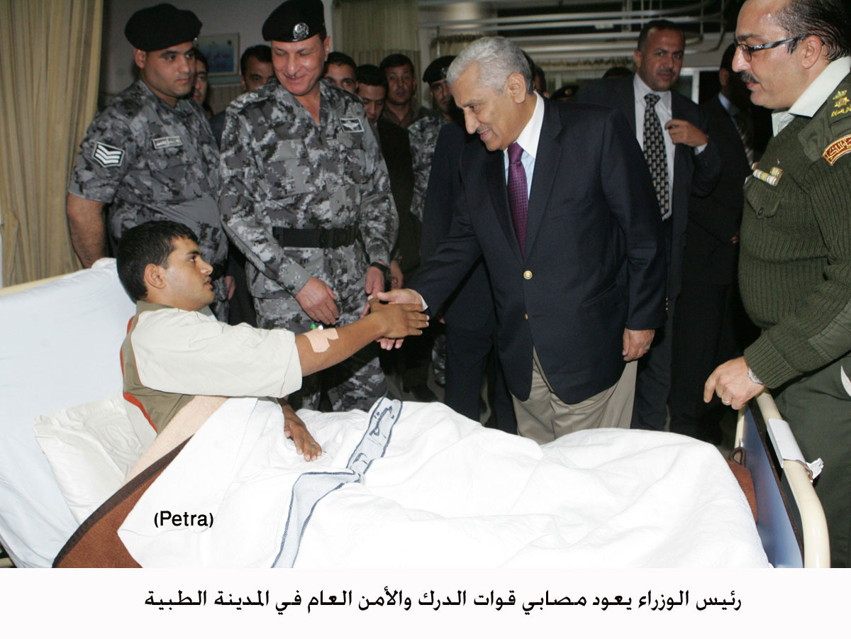 رئيس الوزراء يعود مصابي قوات الدرك والأمن العام في المدينة الطبية