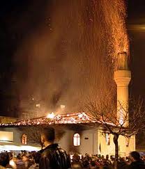 Settlers set fire to entrance of Nablus mosque