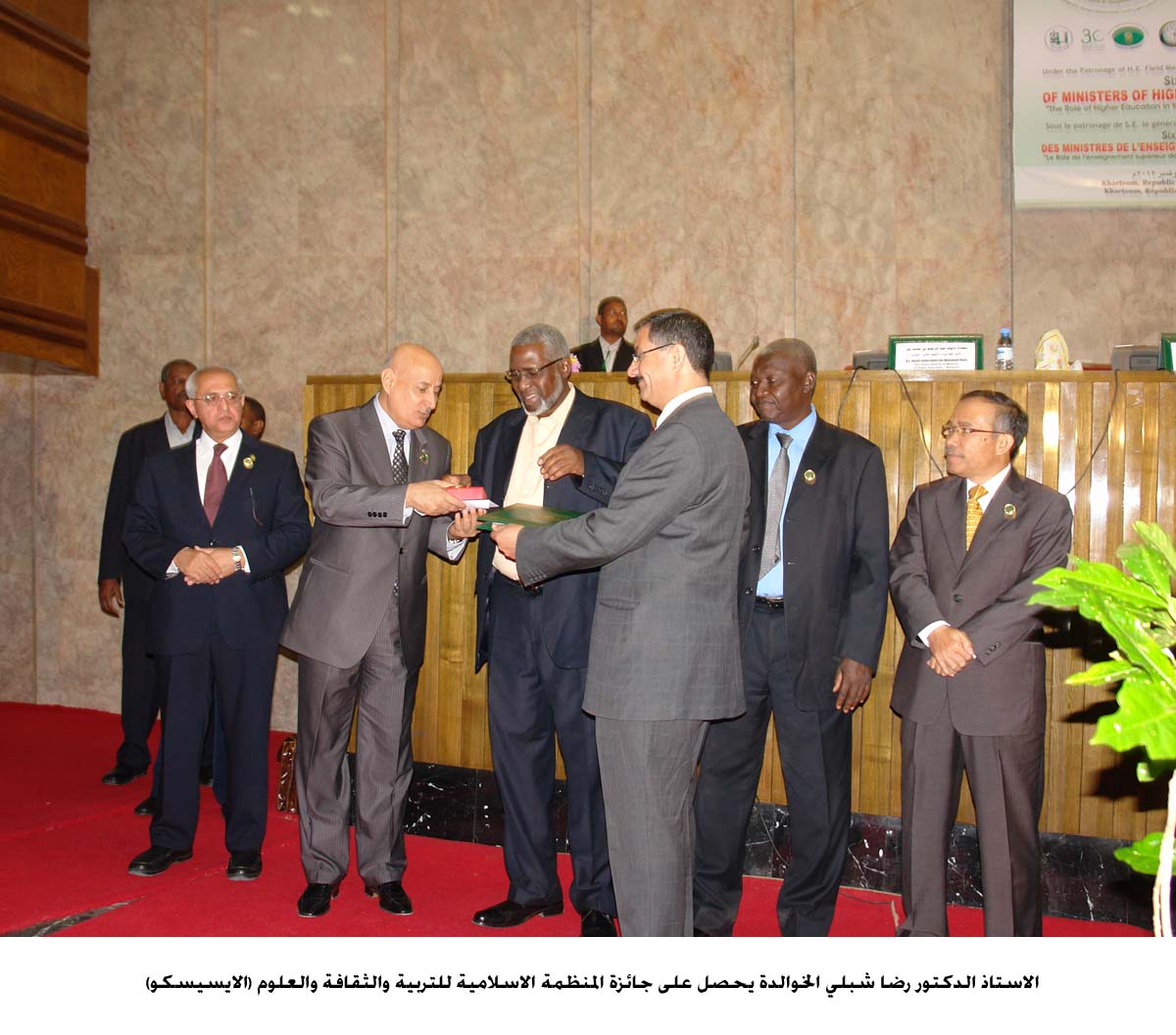 الاستاذ الدكتور الخوالدة يحصل على جائزة الايسسكو في التقانات الحيوية