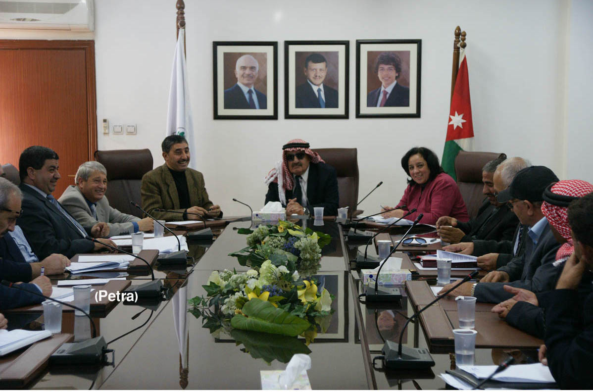 وزير الزراعة يلتقي عددا من مزارعي التفاح في الشوبك