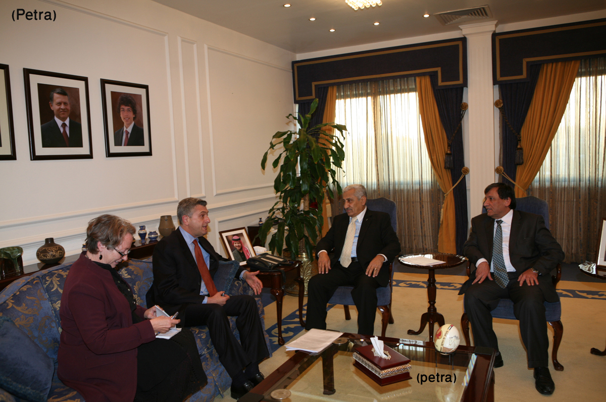 رئيس الوزراء يلتقي المفوض العام لوكالة الامم المتحدة لاغاثة وتشغيل اللاجئين الفلسطينيين