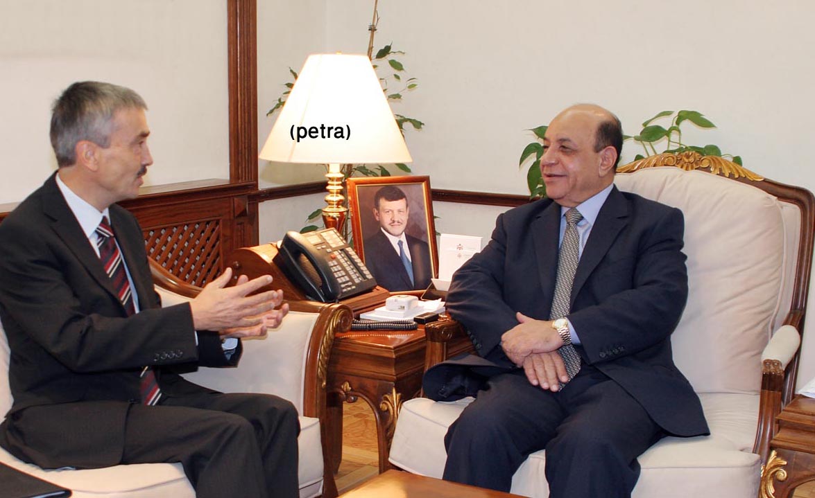 نائب رئيس الوزراء يلتقي السفير البريطاني في عمان