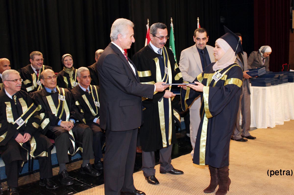 الدكتور عويس يرعى حفل تخريج طلبة الجامعة العربية المفتوحة