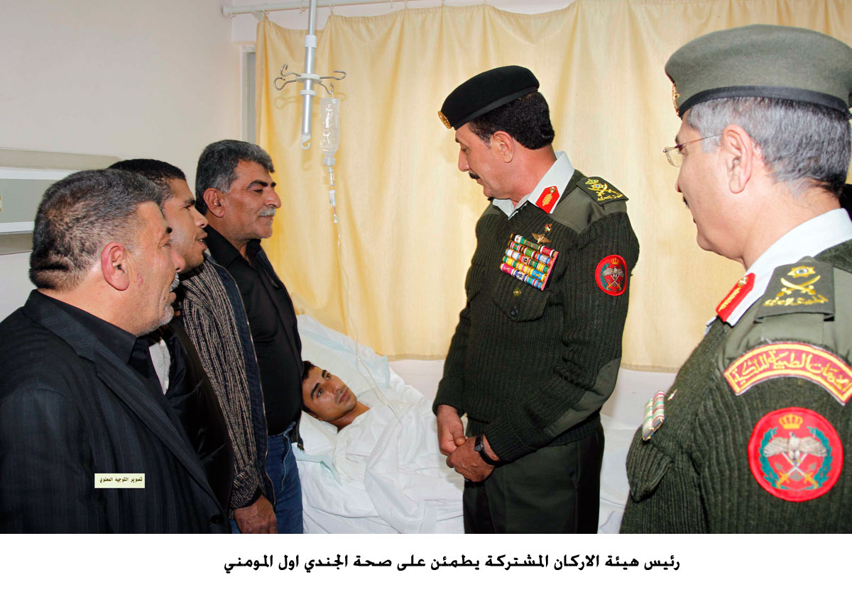 رئيس هيئة الاركان المشتركة يطمئن على صحة الجندي اول المومني