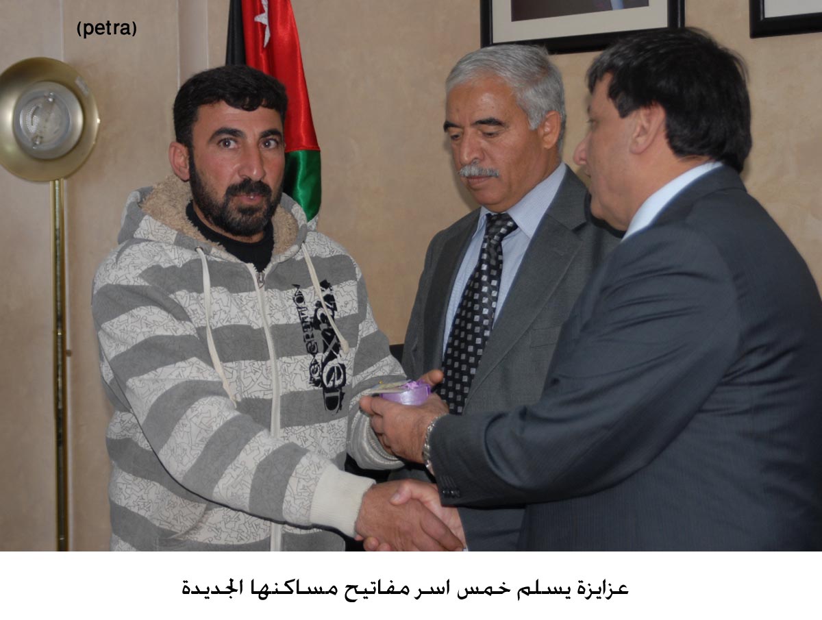 عزايزة يسلم خمس اسر مفاتيح مساكنها الجديدة