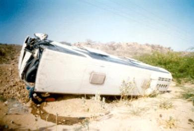 8 إصابات بحادث تدهور حافلة نقل ركاب على طريق المطار