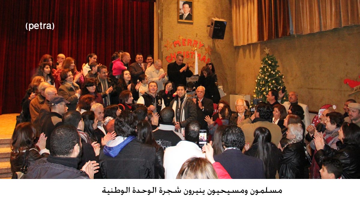 مسلمون ومسيحيون ينيرون شجرة الوحدة الوطنية