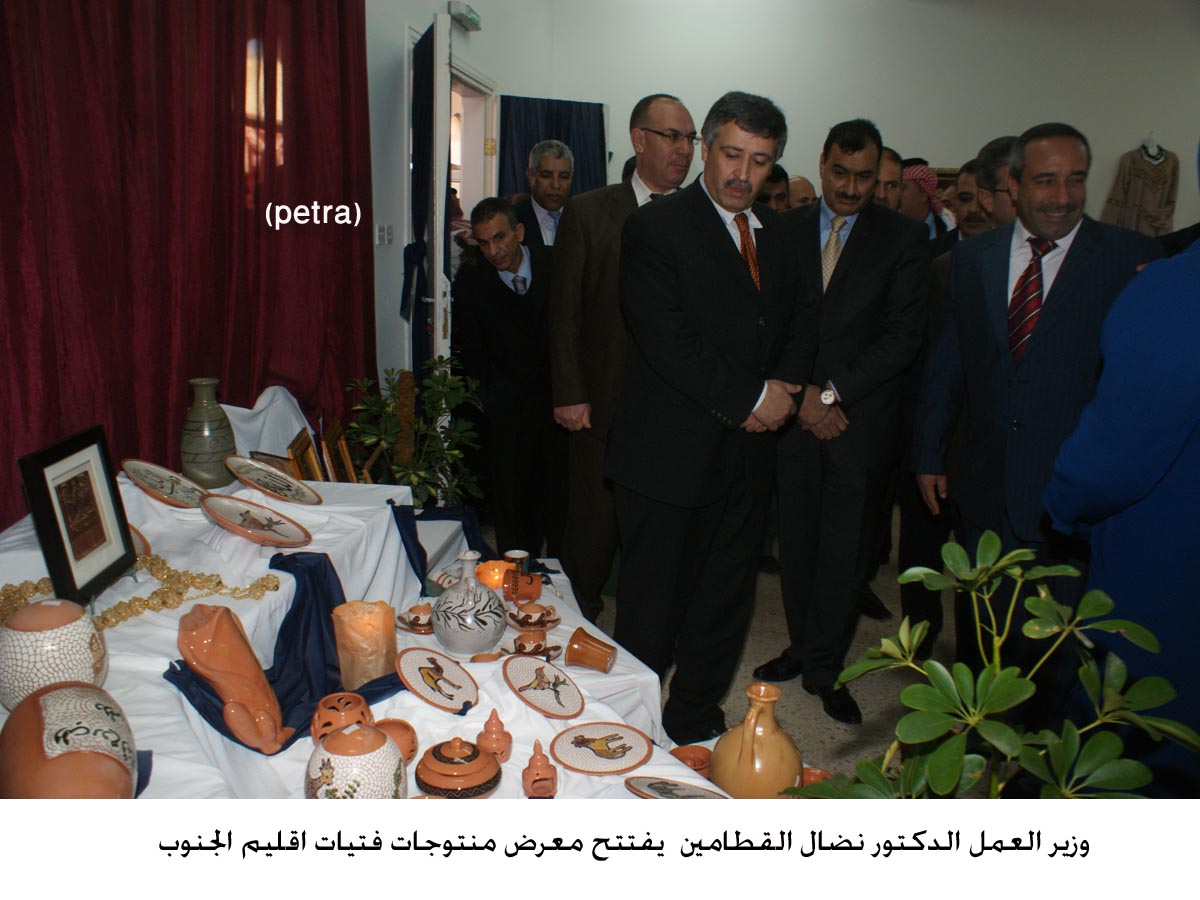 وزير العمل يفتتح معرض منتوجات فتيات اقليم الجنوب