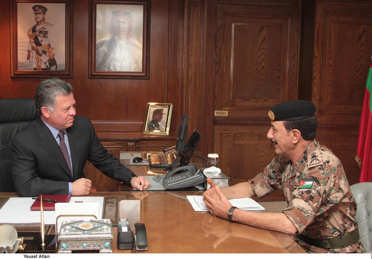 الملك يزور القيادة العامة للقوات المسلحة