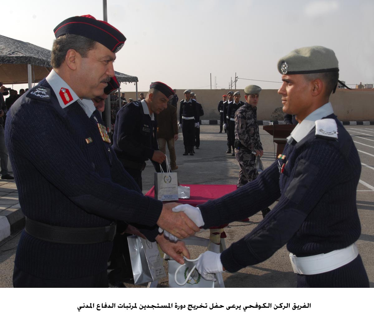 الفريق الركن الكوفحي يرعى حفل تخريج دورة المستجدين لمرتبات الدفاع المدني