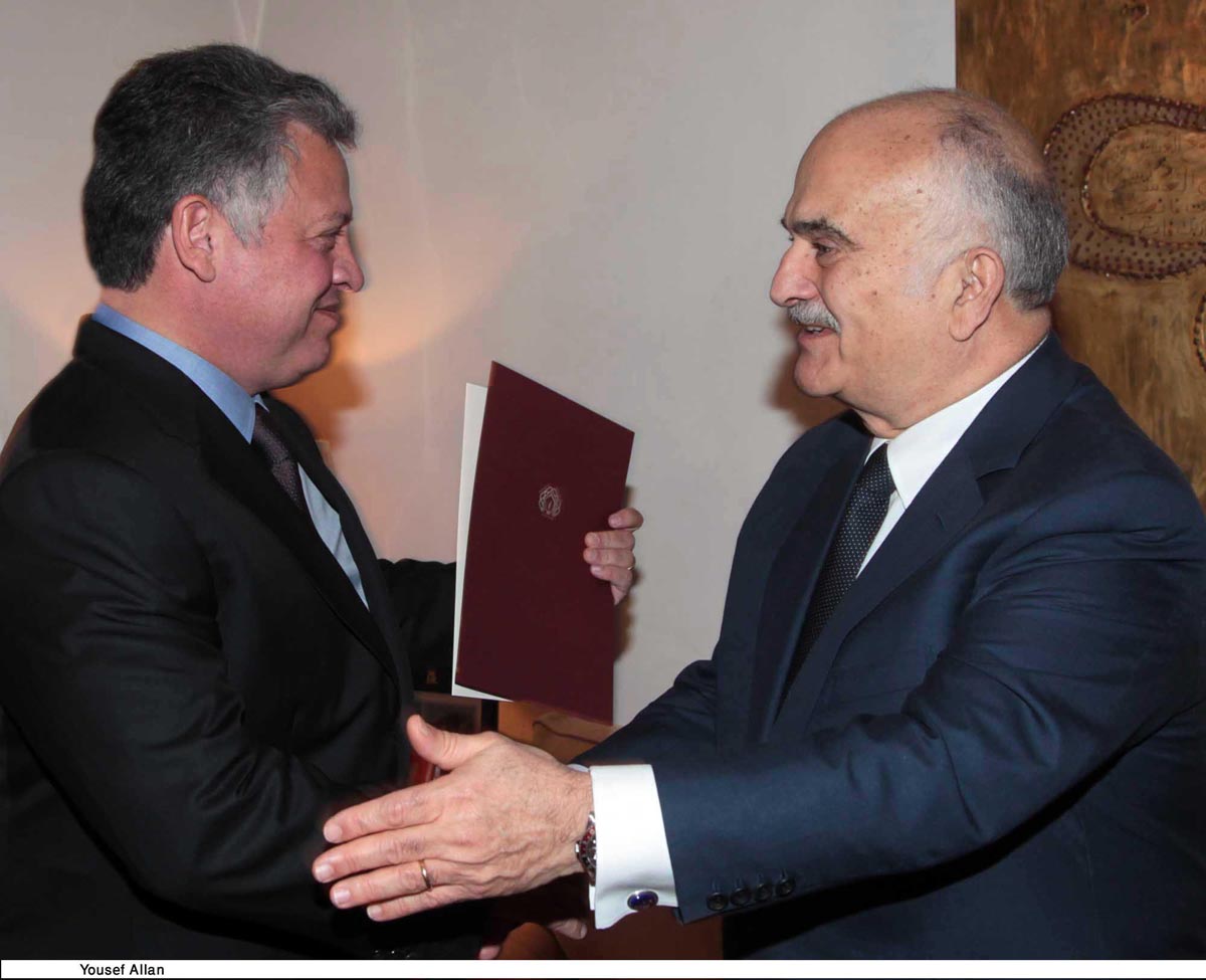 الملك يتسلم نسخة من الميثاق الاجتماعي العربي
