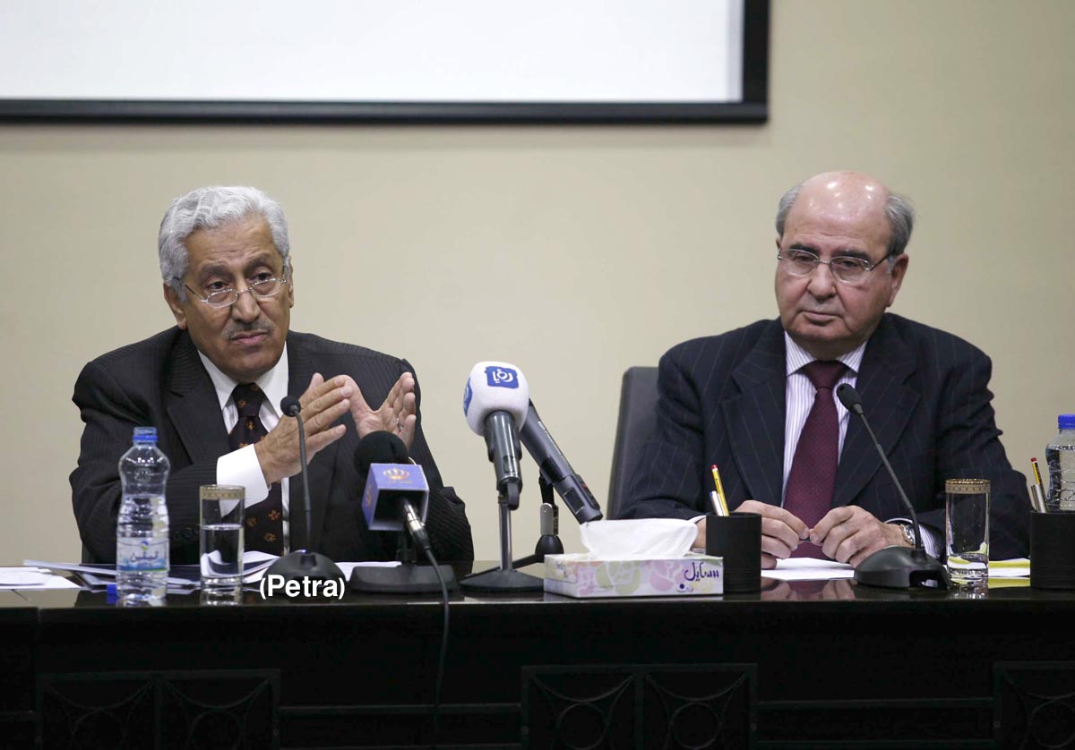 رئيس الوزراء يلتقي رئيس واعضاء مجلس الاعيان