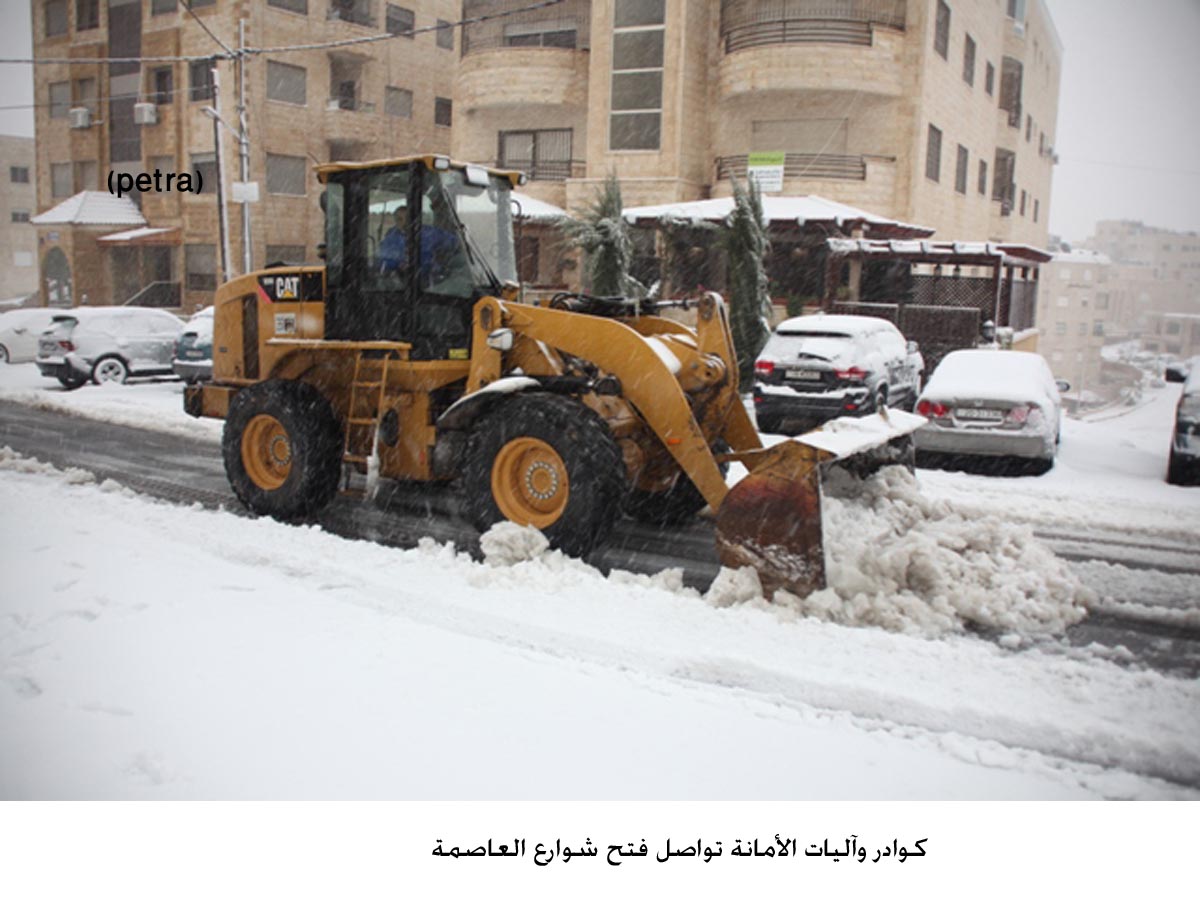 كوادر وآليات الأمانة تواصل فتح شوارع العاصمة