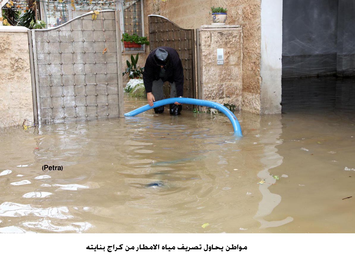 مياه الامطار تتسبب بقطع الكهرباء عن بنايات وتقلب خزانات السولار بكراجاتها