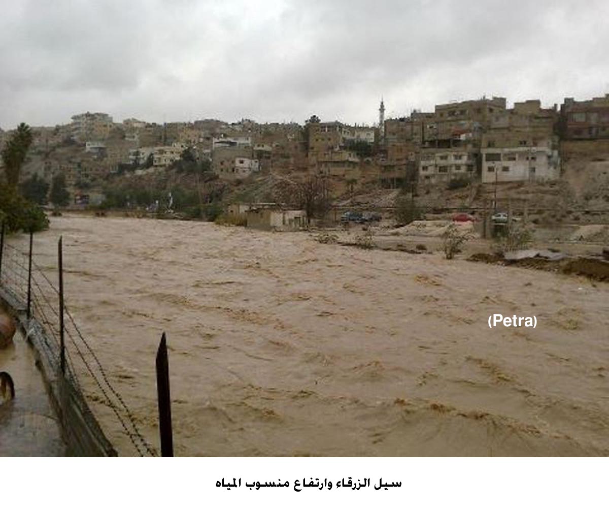 بلدية الزرقاء تعيد تشغيل ماتورات ضخ نفق عمان وتفتح شوارع مغلقة