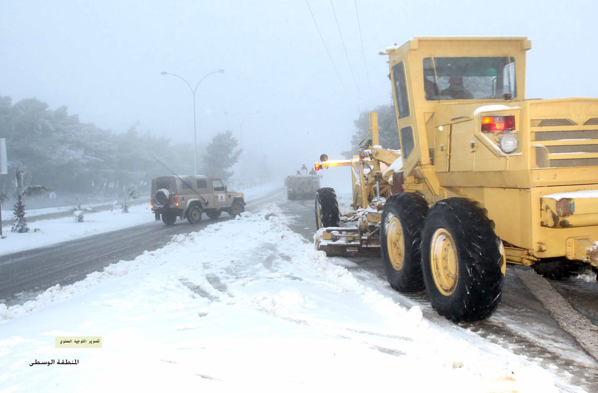 بتوجيهات الملك رئيس هيئة الاركان يوعز بمساندة الاجهزة المعنية لفتح الطرق