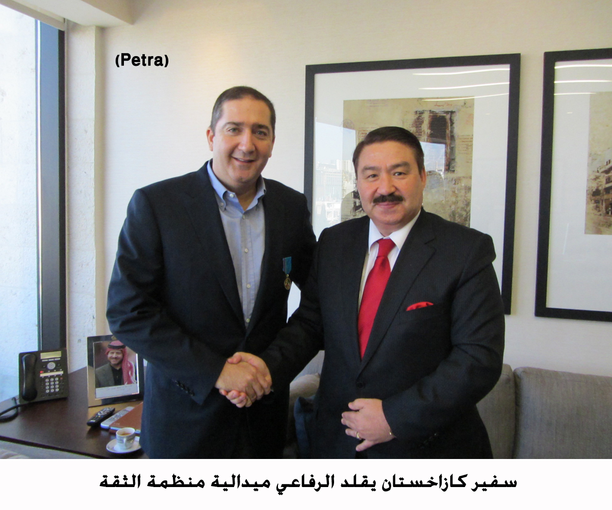 سفير كازاخستان يقلد الرفاعي ميدالية منظمة الثقة