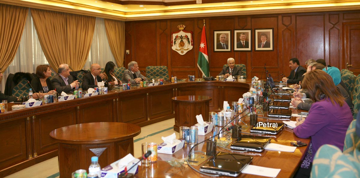 PM meets with directors of satellite channels