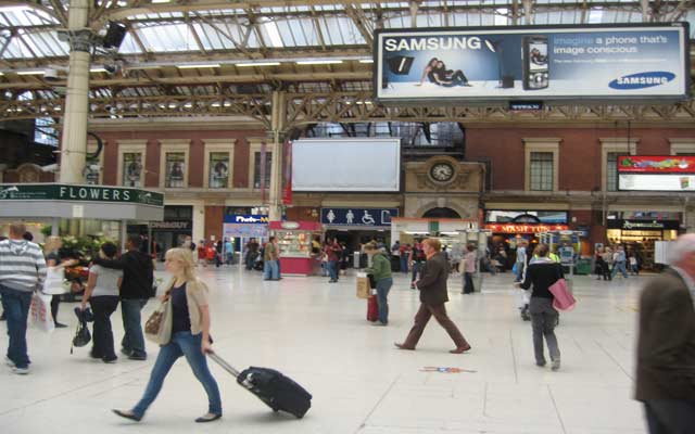 إخلاء محطة فيكتوريا بلندن بعد اشتعال حريق في أحد القطارات