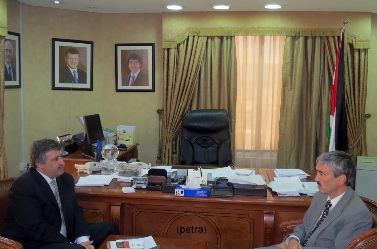 الاردن وبريطانيا يبحثان التعاون بينهما في مجالات العمل