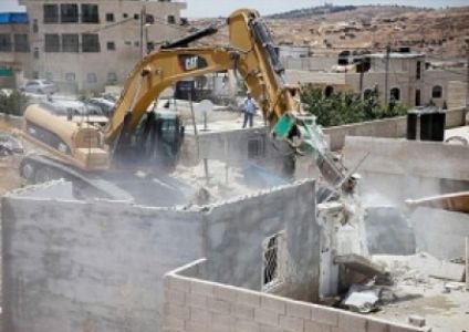 الاحتلال يخطر بهدم ثلاثة منازل و"بركس" في بلدة إذنا غرب الخليل