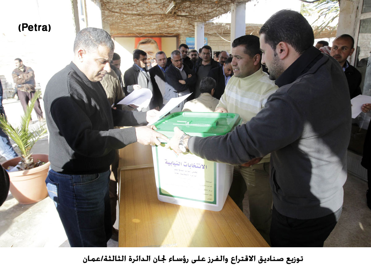 توزيع صناديق الاقتراع والفرز على رؤساء لجان الدائرة الثالثة