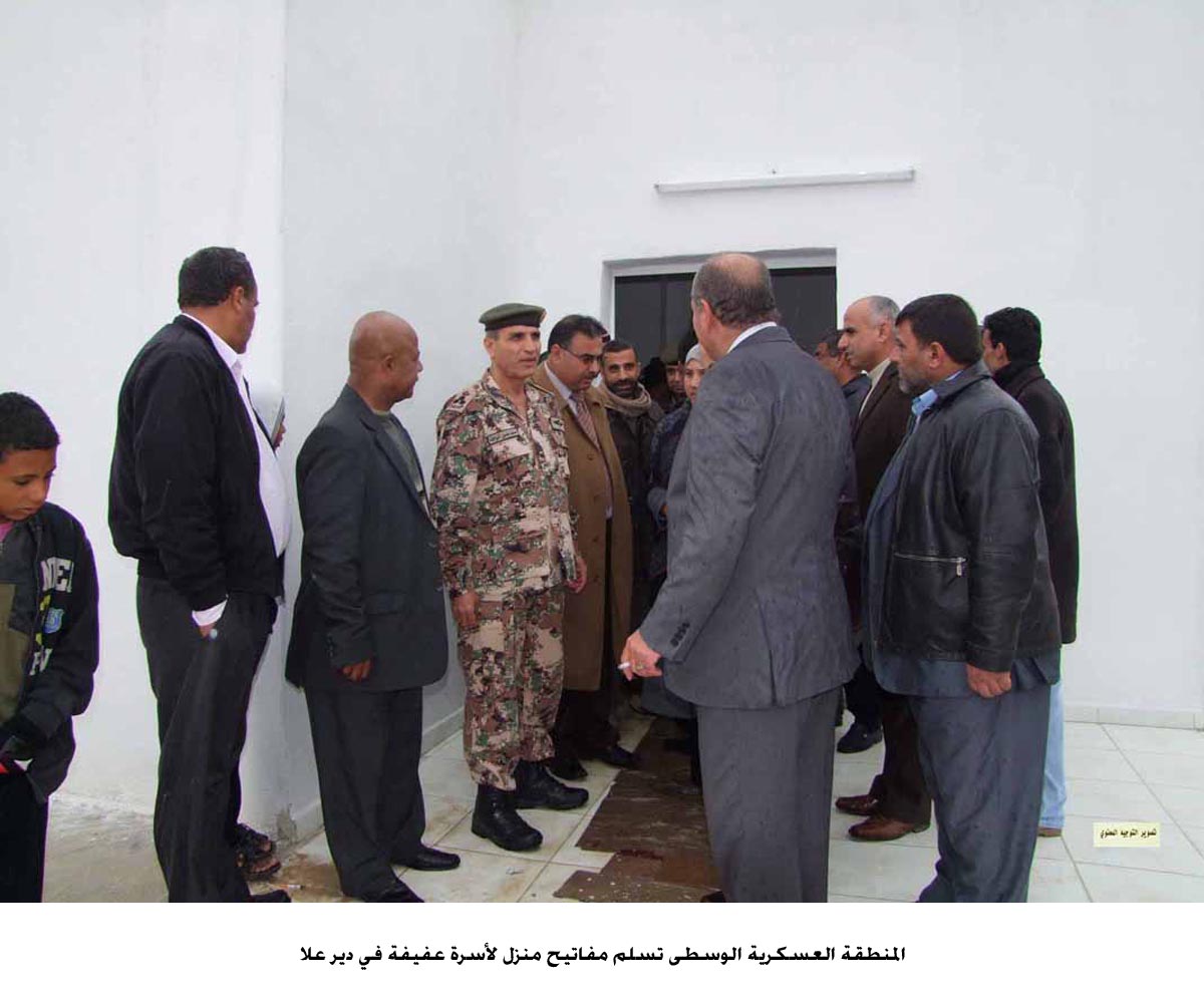 المنطقة العسكرية الوسطى تسلم مفاتيح منزل لأسرة عفيفة في دير علا وتوزع 200 طرد غذائي