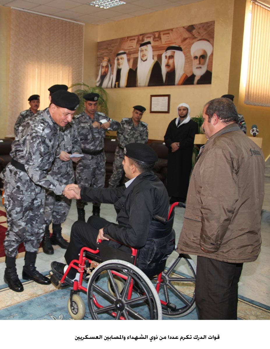 قوات الدرك تكرم عددا من ذوي الشهداء والمصابين العسكريين