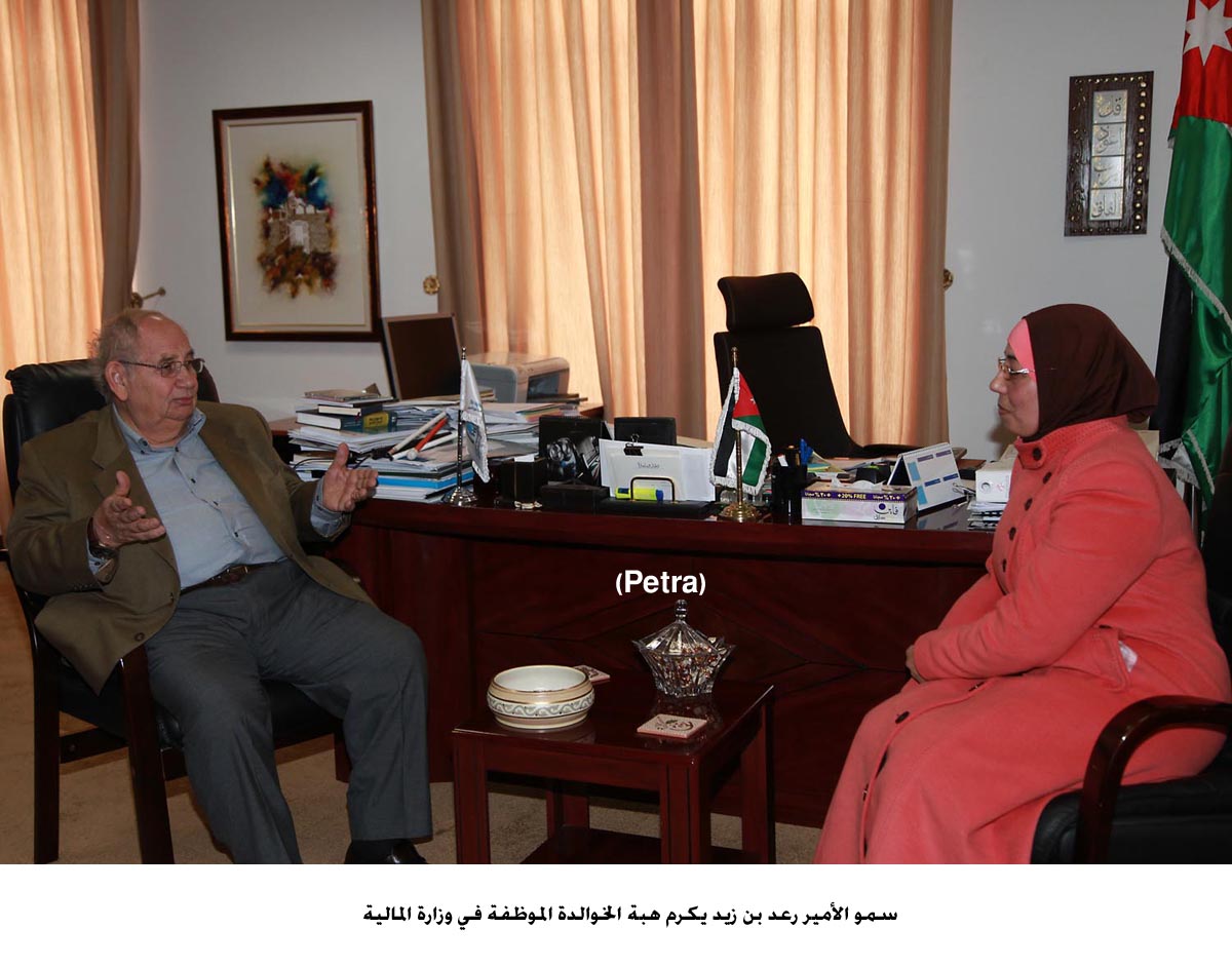 الامير رعد يكرم احدى موظفات وزارة المالية