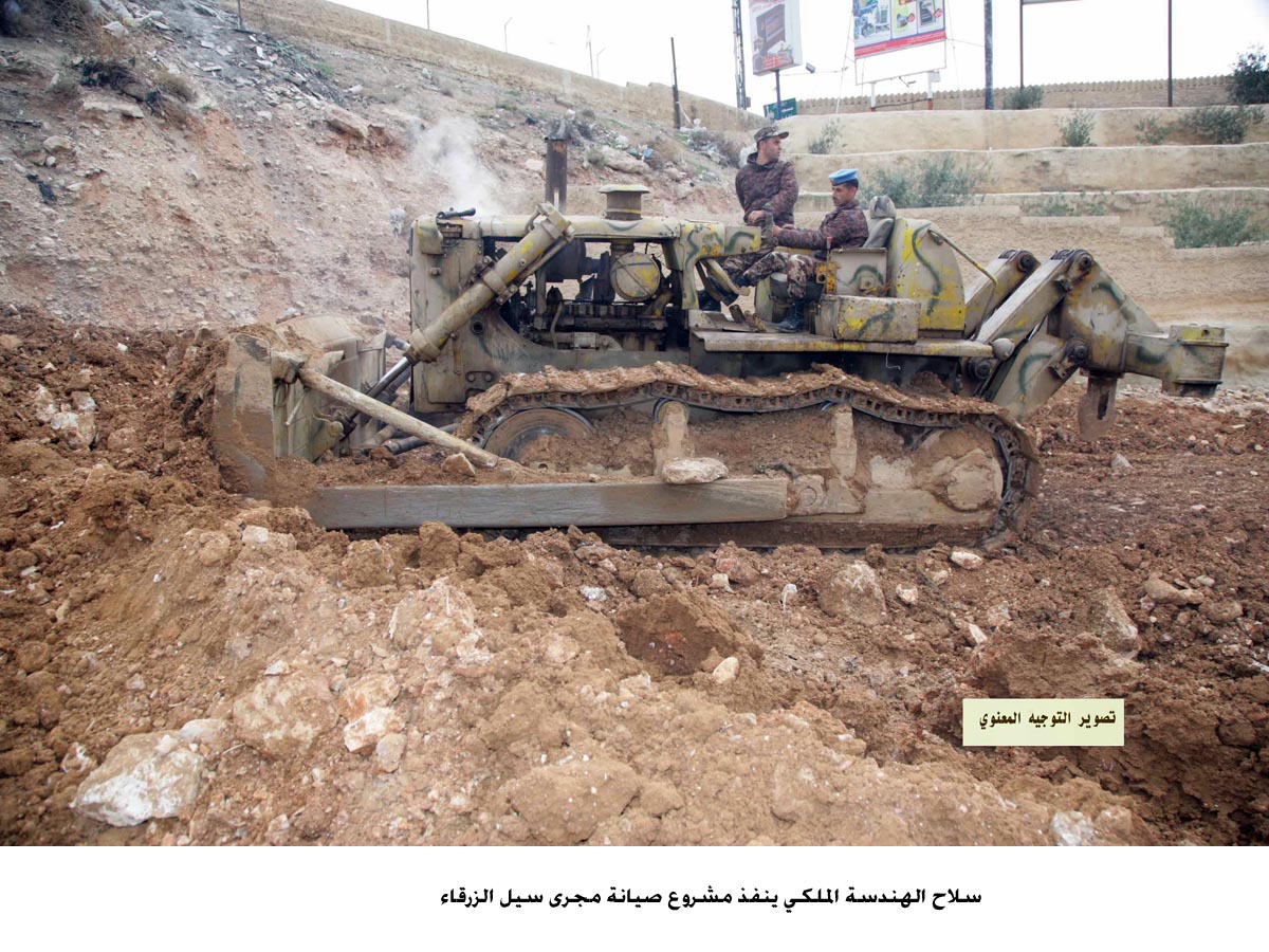سلاح الهندسة الملكي ينفذ مشروع صيانة مجرى سيل الزرقاء
