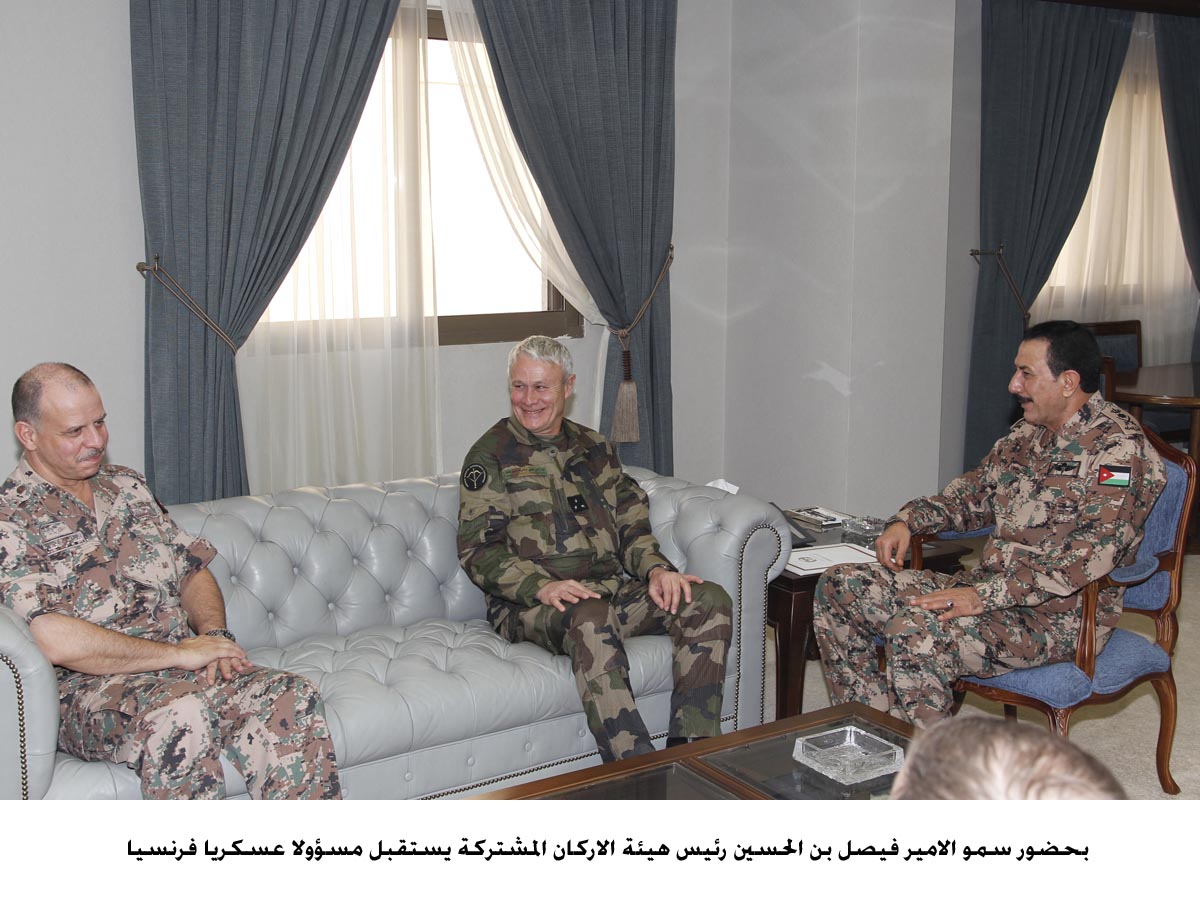 رئيس هيئة الاركان المشتركة يستقبل مسؤولا عسكريا فرنسيا