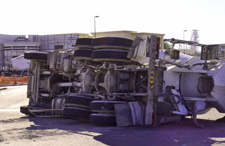 اصابة شخص في حادث تدهور شاحنتين في العدسية