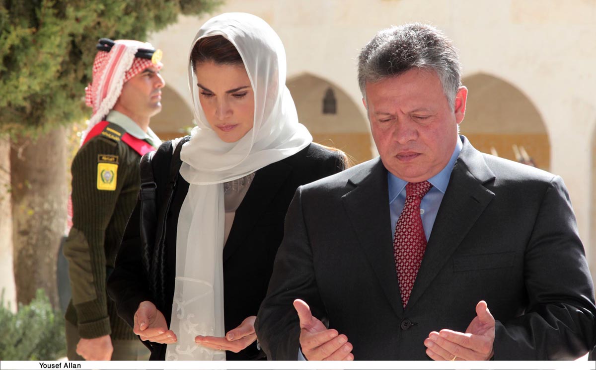 الملك والملكة يزوران ضريح المغفور له الحسين