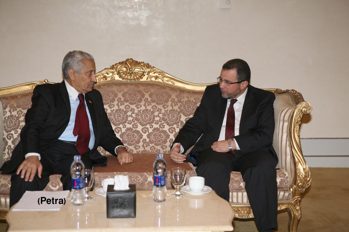 النسور يلتقي مسؤولين ورؤساء وفود مشاركة في القمة الاسلامية