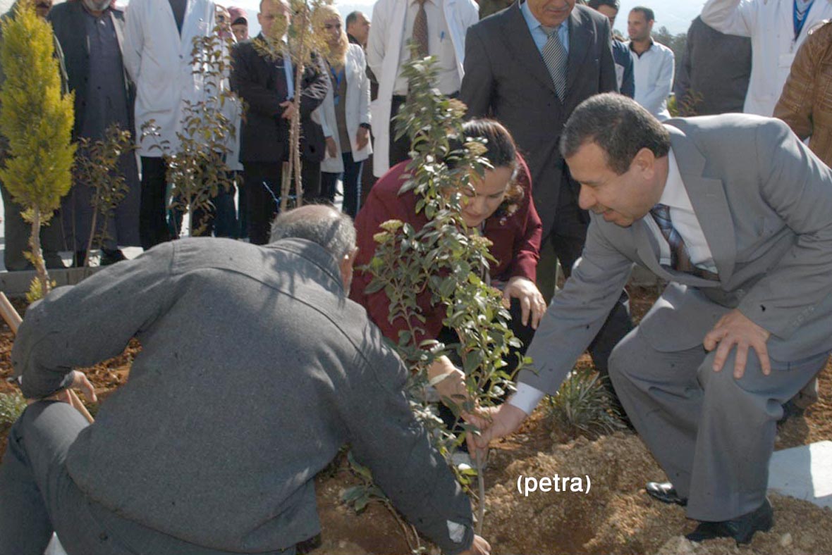 الأميرة سناء عاصم ترعى احتفالا بيوم الشجرة