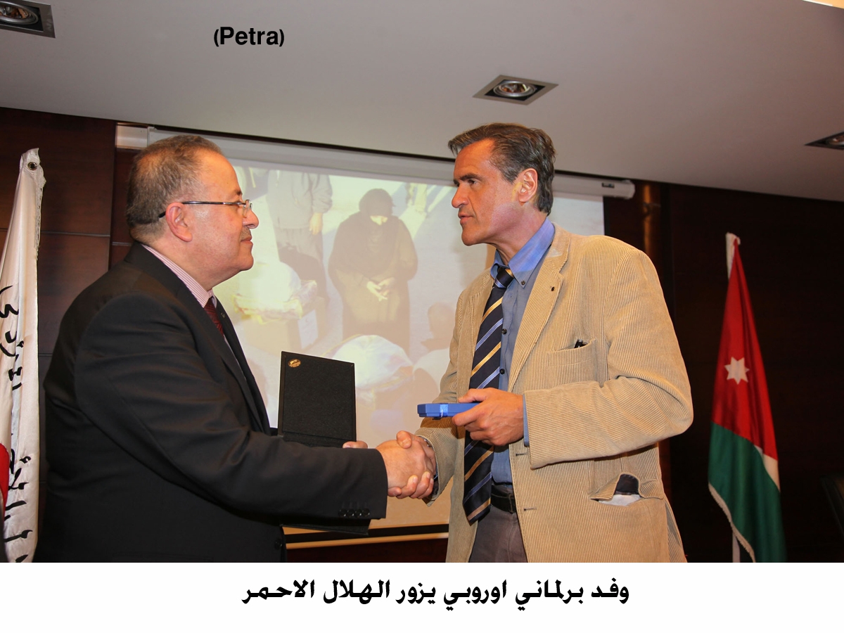 وفد برلماني اوروبي يزور الهلال الاحمر (مصور)