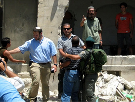 مستوطنون يعتدون على مواطنين ومتضامنين جنوب نابلس