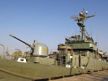 سفينة حربية بريطانية تعرض في ليبيا معدات دفاعية للبيع